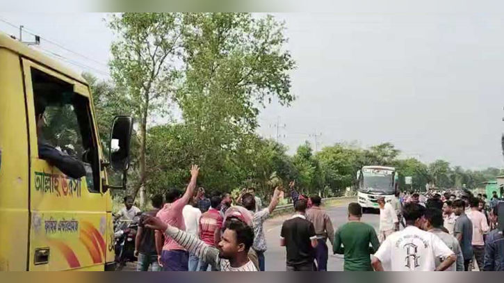 নাটোরে তেল না পেয়ে সড়ক অবরোধ, ফিলিং স্টেশনকে জরিমানা