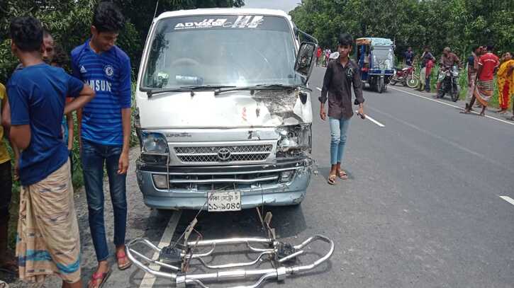 নাটোরে মাইক্রোবাস ও অটোরিক্সার সংঘর্ষে মা-মেয়ে নিহত