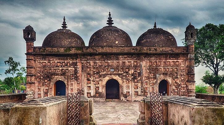কান্তজী মন্দিরের পাশে কালের সাক্ষী নয়াবাদ মসজিদ