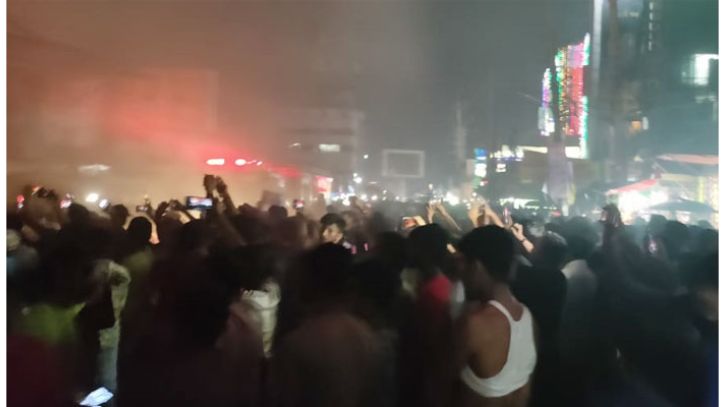রাজধানীর গ্রিন রোডে হাসপাতালের সামনে আগুন