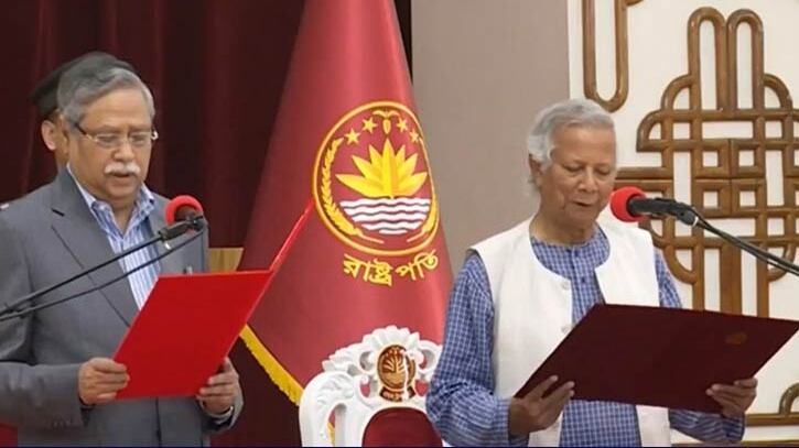 ইউনূসের নেতৃত্বে শপথ নিল অন্তর্বর্তী সরকার
