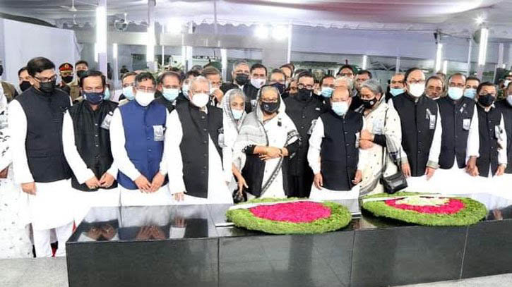 বঙ্গবন্ধুর প্রতি শ্রদ্ধা জানাতে ধানমন্ডিতে শোকার্ত মানুষের ঢল