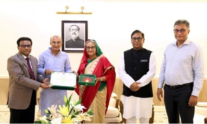 বিদ্যুৎ বিভাগ স্বাধীনতা পুরস্কার তুলে দিল প্রধানমন্ত্রীর হাতে