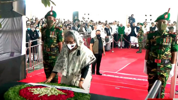 ২১ আগস্ট নিহতদের প্রতি শ্রদ্ধা জানালেন প্রধানমন্ত্রী