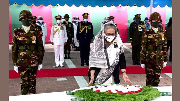 টুঙ্গিপাড়ায় বঙ্গবন্ধুর সমাধিতে প্রধানমন্ত্রীর শ্রদ্ধা