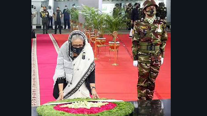 শোক দিবসে বঙ্গবন্ধুর প্রতিকৃতিতে প্রধানমন্ত্রীর শ্রদ্ধা