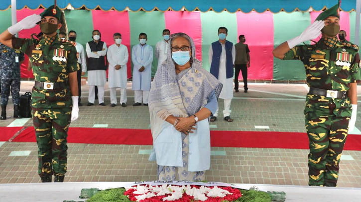 পদ্মা সেতু পাড়ি দিয়ে বঙ্গবন্ধুর সমাধিতে প্রধানমন্ত্রীর প্রার্থনা