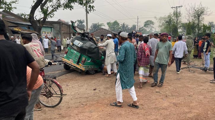 অটোরিকশায় বাসের ধাক্কা, প্রাণ গেল বাবা-মা-শিশুপুত্রসহ  ৪ জনের