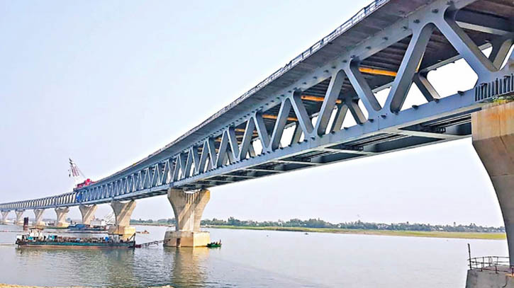 জুনে উদ্বোধনের লক্ষ্যে কাজ চলছে পদ্মা সেতুতে