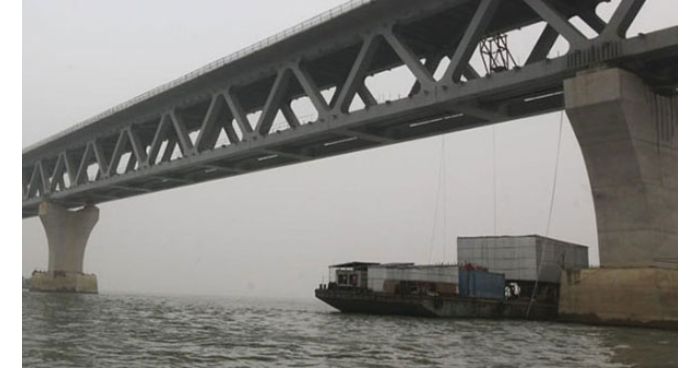 ভারী যানবাহন নিয়ে পদ্মা সেতুর নিচ দিয়ে ফেরি চলাচল বন্ধ