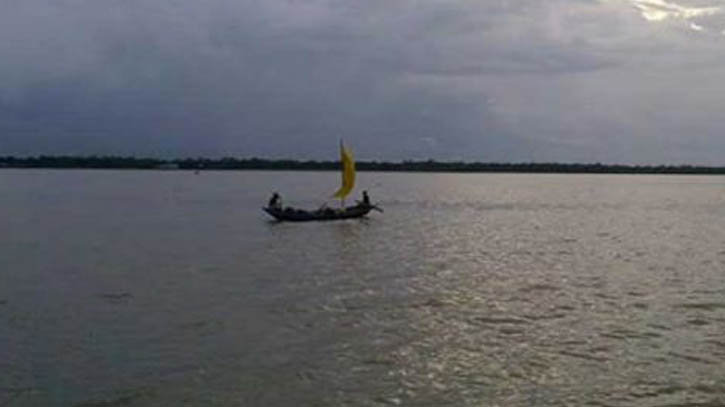 বরিশালের পাণ্ডব নদীতে সিমেন্টবোঝাই ট্রলারডুবি