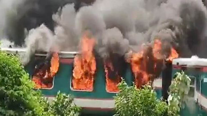 পারাবাত এক্সপ্রেসে আগুন, সিলেটের সঙ্গে রেল যোগাযোগ বন্ধ