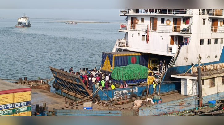পাটুরিয়া ঘাটে যাত্রীর চাপ থাকলেও ভোগান্তি নেই