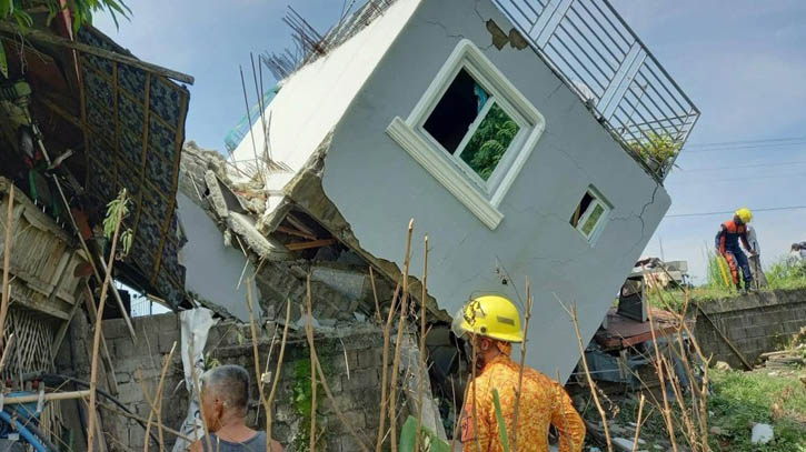 ভয়ে খোলা আকাশের নিচে রাত কাটালেন ফিলিপাইনের অনেক মানুষ