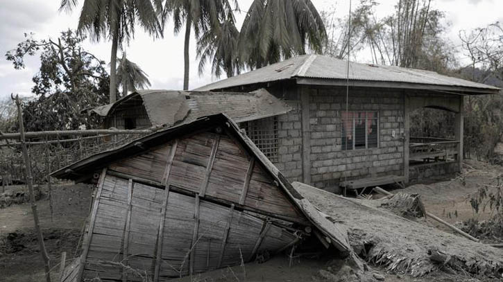 ফিলিপাইনে অগ্ন্যুৎপাতের কারণে ছাইয়ে ঢাকা ১০ গ্রাম