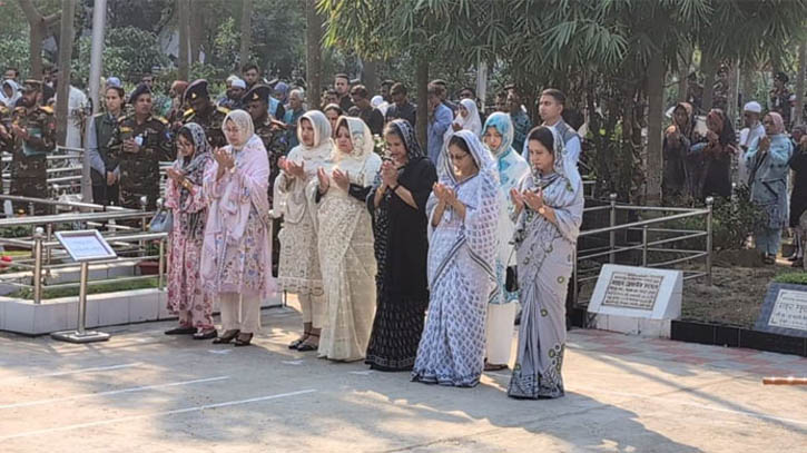 শ্রদ্ধায় পিলখানা হত্যাকাণ্ডে শহীদদের স্মরণ
