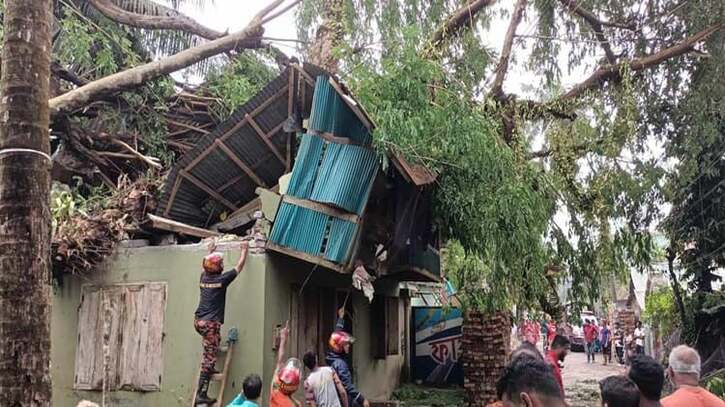 পিরোজপুরে টর্নেডোর তান্ডবে ব্যপক ক্ষয়ক্ষতি: নিহত ১