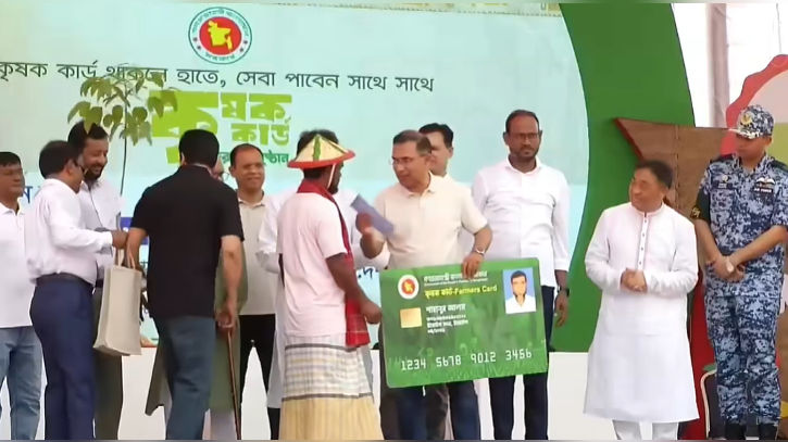 কিষাণ-কিষাণির হাতে উঠল কার্ড, মিলল আড়াই হাজার টাকা
