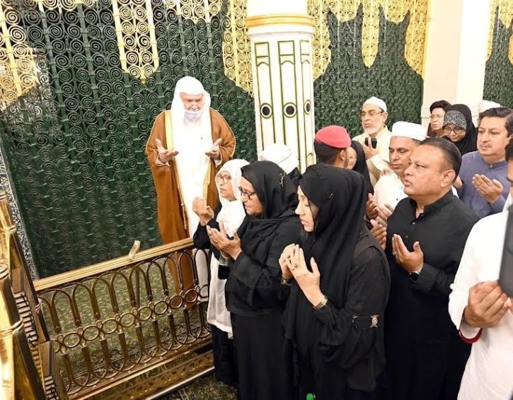 প্রধানমন্ত্রী মসজিদে নববী জিয়ারত করলেন