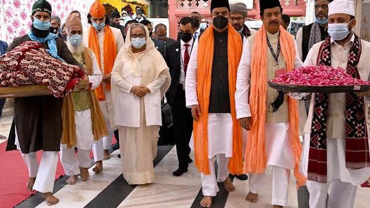 নিজামউদ্দিনের দরগা জিয়ারতের মাধ্যমে প্রধানমন্ত্রীর  ভারত সফর শুরু