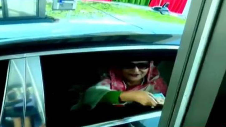 পদ্মা সেতুতে প্রথম টোল দিলেন প্রধানমন্ত্রী