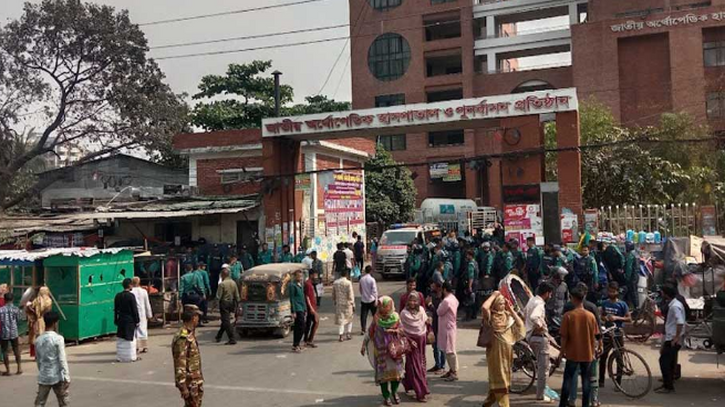 পঙ্গু হাসপাতাল কর্মীদের সঙ্গে জুলাই যোদ্ধাদের মারামারি