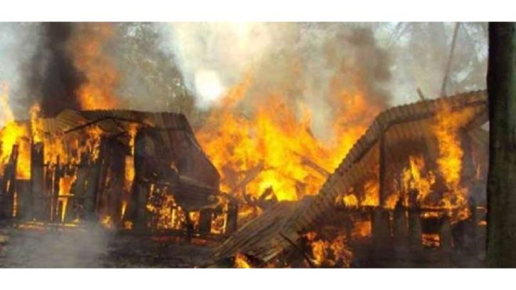 ইজিবাইক চার্জ স্টেশনের আগুনে পুড়ল চারটি বসতঘর