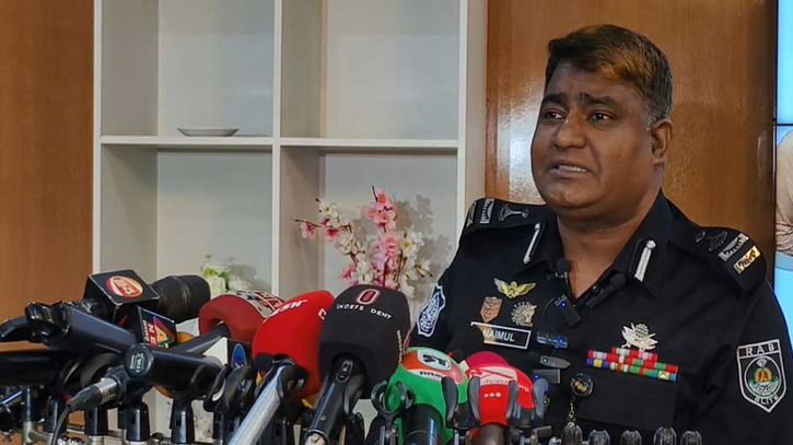 দিপু দাসকে উত্তেজিত জনতার হাতে তুলে দেন ফ্লোর ইনচার্জ: র‌্যাব