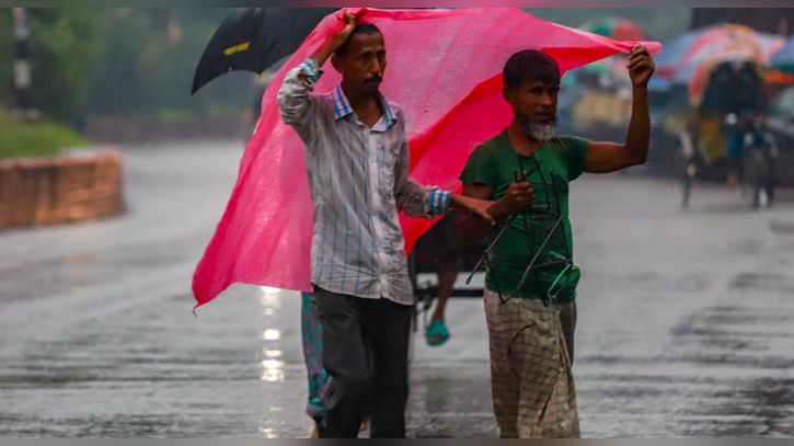 রাজধানীতে বৃষ্টি, চার বিভাগে ‘ভারি বর্ষণের’ পূর্বাভাস