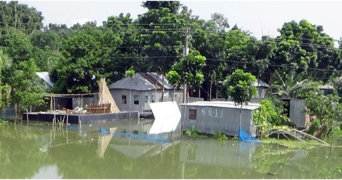 বন্যার পানি কমলেও ভোগান্তি রয়েই গেছে