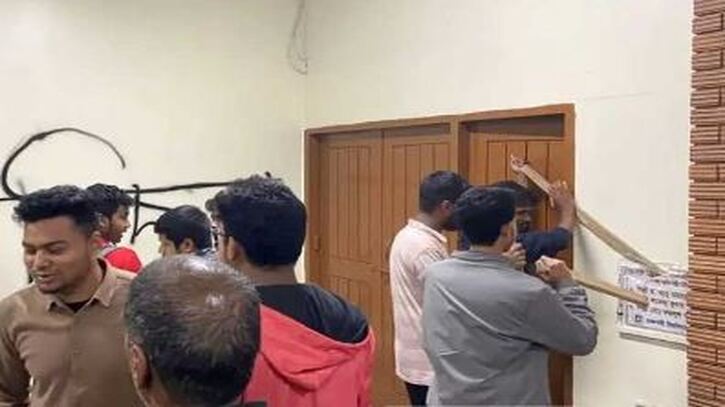 রাজশাহী বিশ্ববিদ্যালয়ের ৪ হলের নামফলক ভেঙে নতুন নাম
