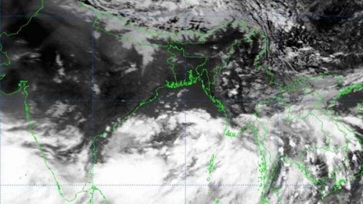 উপকূল অতিক্রম করে `রেমাল` এখন কয়রায়