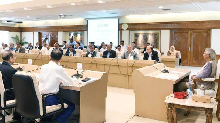 সচিবদের চিন্তার ‘সংস্কার’ চাইলেন প্রধান উপদেষ্টা