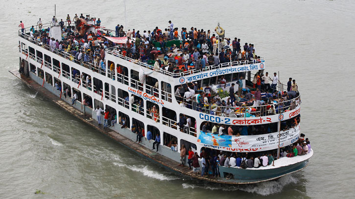 লঞ্চঘাটে নেমেছে ঘরে ফেরা মানুষের ঢল