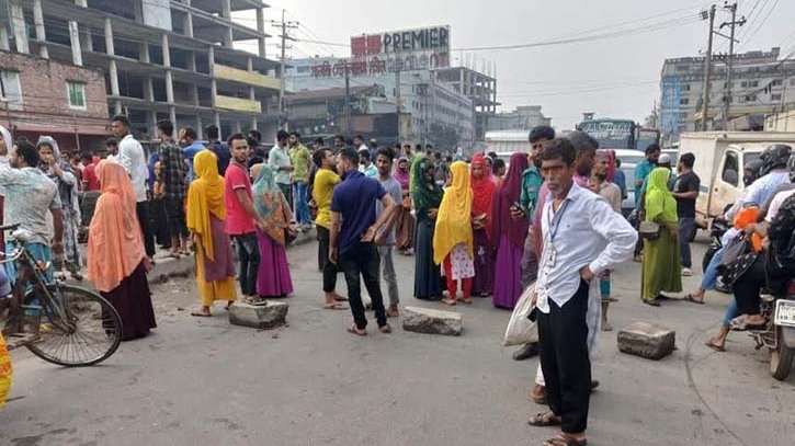 গাজীপুরে শ্রমিক-ছাত্রদের বিক্ষোভ: দুই মহাসড়ক অবরোধ