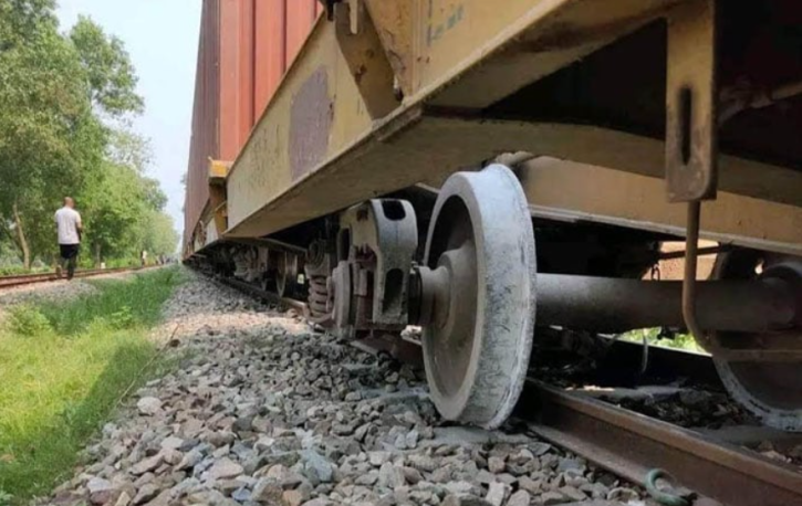 অতিরিক্ত গরমে ব্রাহ্মণবাড়িয়ায় মালবাহী ট্রেন লাইনচ্যুত