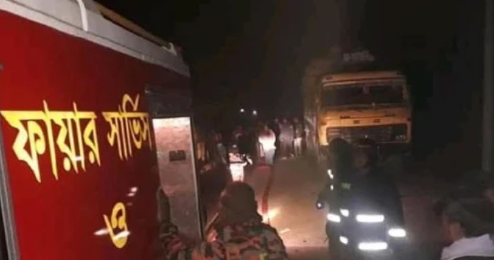 ট্রাকচাপায় মুহূর্তেই প্রাণ গেল তিন যুবকের
