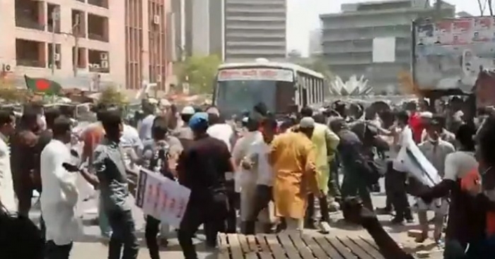 মতিঝিলে মোদিবিরোধী বিক্ষোভে ধাওয়া-পাল্টা ধাওয়া