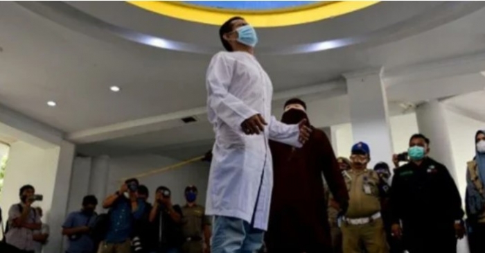 সমকামিতার অপরাধে দুই যুবককে প্রকাশ্যে ৮০ বেত্রাঘাত