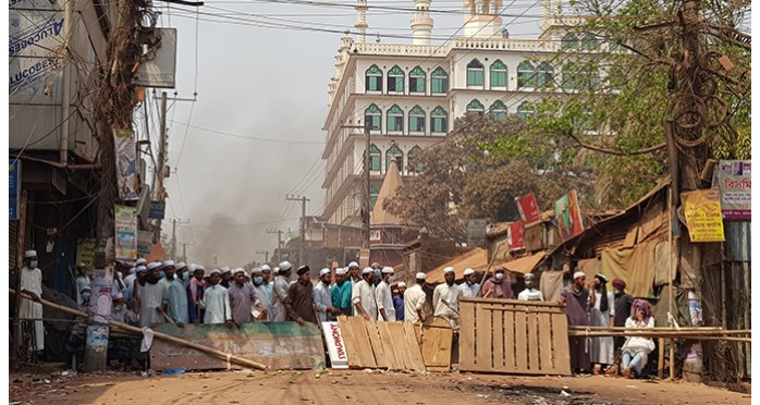 হাটহাজারী-খাগড়াছড়ি মহাসড়ক অবরোধ মাদ্রাসা ছাত্রদের