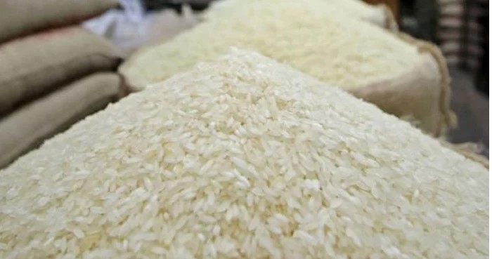 চলন্ত ট্রাক থেকে চাল লুট