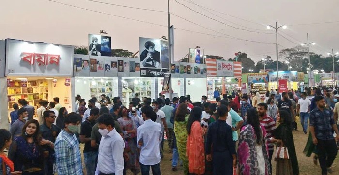 করোনার চোখ রাঙানি উপেক্ষা করে বইমেলায় মানুষের ঢল