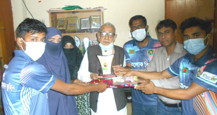 মাগুরায় ভাষা সৈনিক খান জিয়াউল হককে সম্মাননা