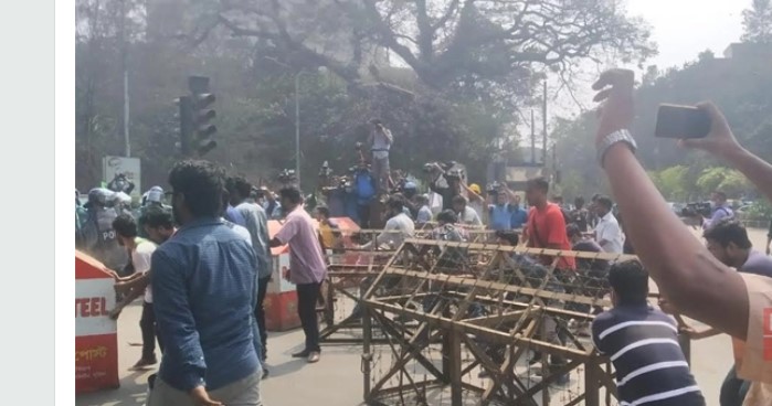 স্বরাষ্ট্র মন্ত্রণালয় ঘেরাও কর্মসূচিতে পুলিশের বাধা