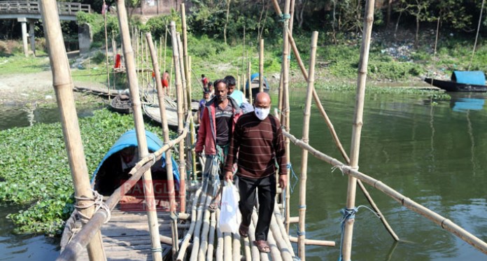 পারাপারে ভরসা জরাজীর্ণ সাঁকো