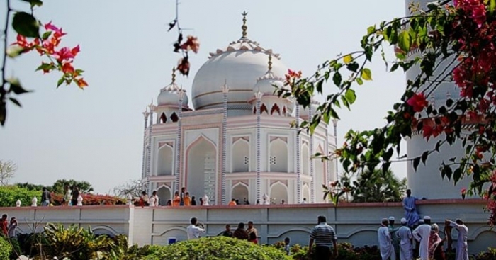তাজমহলে বোমা আতঙ্ক, বের করে আনা হলো পর্যটকদের