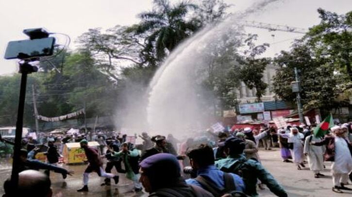ইবতেদায়ি শিক্ষকদের পদযাত্রায় পুলিশের জলকামান-সাউন্ড গ্রেনেড