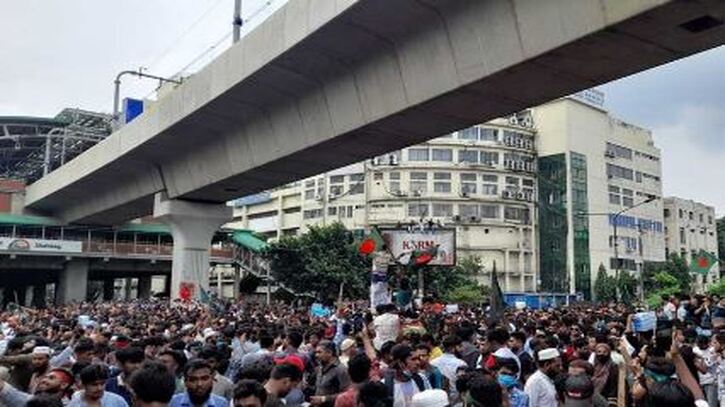 পথে পথে জনস্রোত, জনতার নিয়ন্ত্রণে ঢাকা