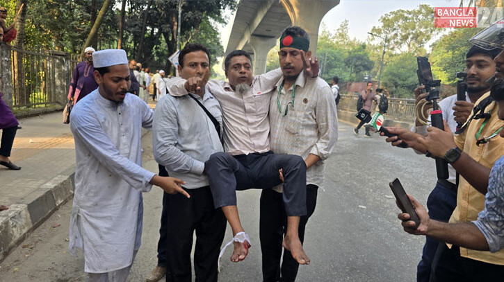 শাহবাগে শিক্ষকদের ছত্রভঙ্গ, সাউন্ড গ্রেনেড নিক্ষেপ