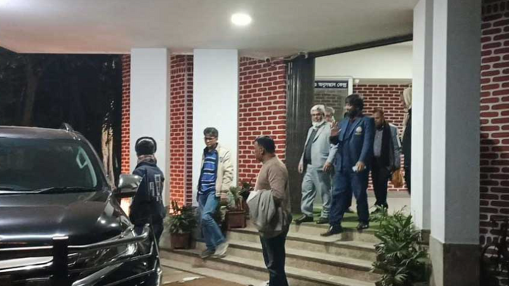 শাকসু নির্বাচনের দাবিতে অনড় শিক্ষার্থীরা